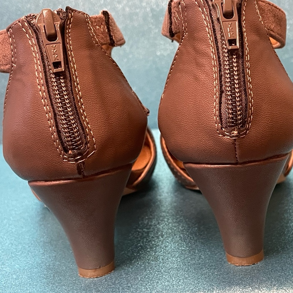 ComfortView Women's Light Brown Suede Shoes - Picture 3 of 6